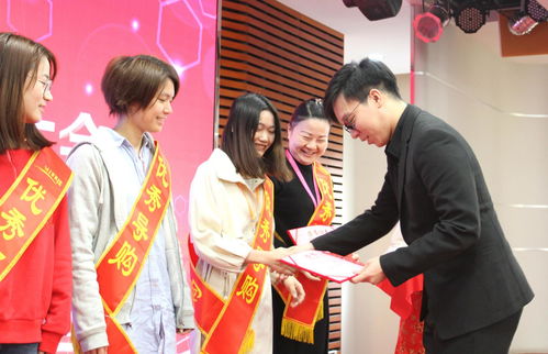 企业传承不是简单交接 发展需两代人携手努力
